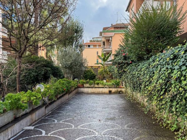 appartamento in vendita a Roma in zona Appio Pignatelli