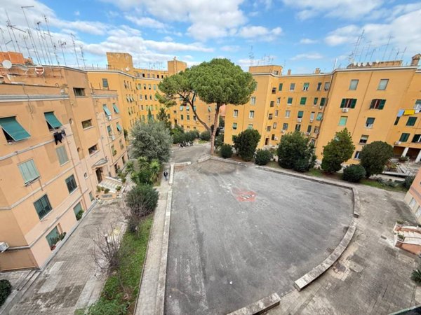 appartamento in vendita a Roma in zona Ostiense