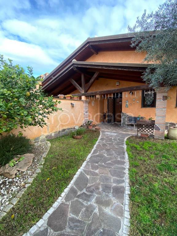 casa indipendente in vendita a Roma in zona Ostia Antica