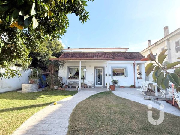 casa indipendente in vendita a Roma in zona Infernetto