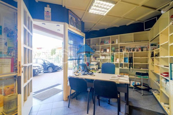 negozio in vendita a Roma in zona Casal Morena