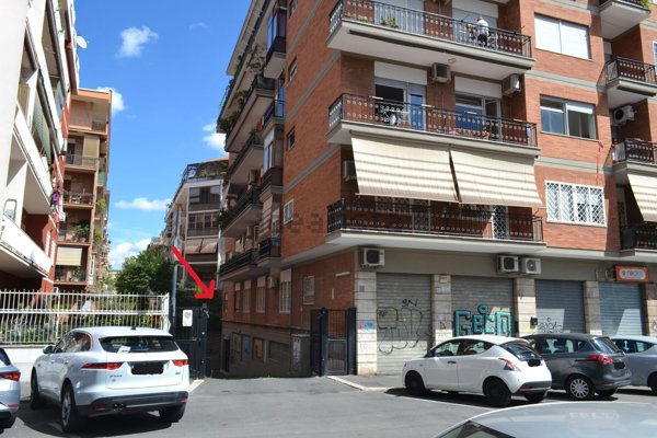 locale commerciale in vendita a Roma in zona Appio Claudio