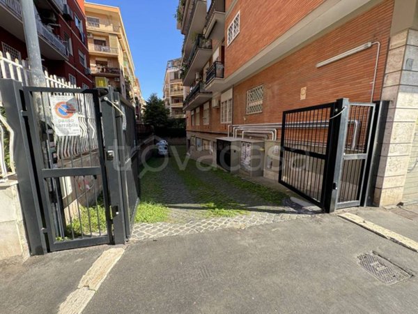 negozio in vendita a Roma in zona Appio Claudio