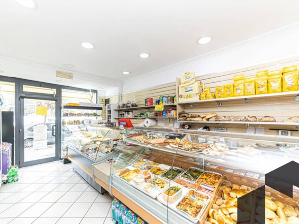 negozio in vendita a Roma in zona Cinecittà