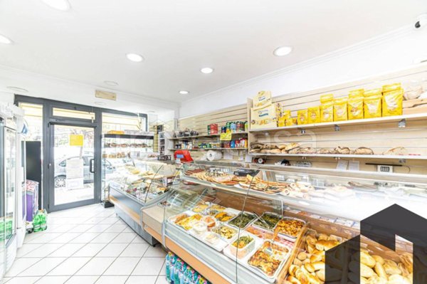 negozio in vendita a Roma in zona Cinecittà