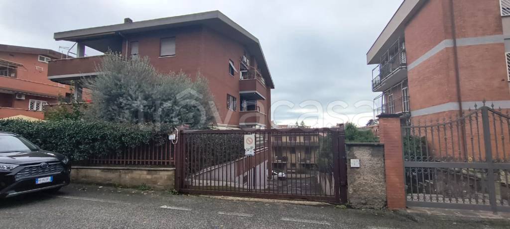 ufficio in vendita a Roma in zona Finocchio