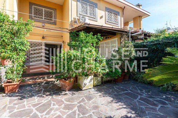 casa indipendente in vendita a Roma in zona Casal Palocco