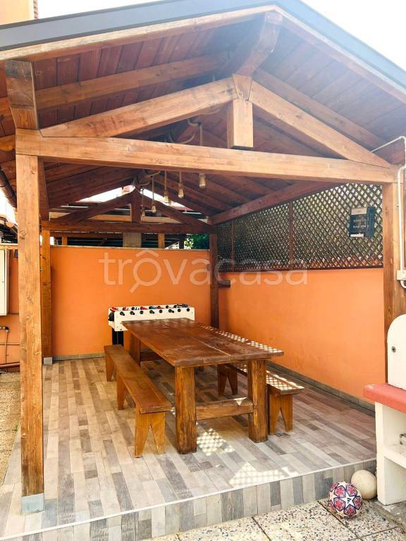 casa indipendente in vendita a Roma in zona Ostia Antica