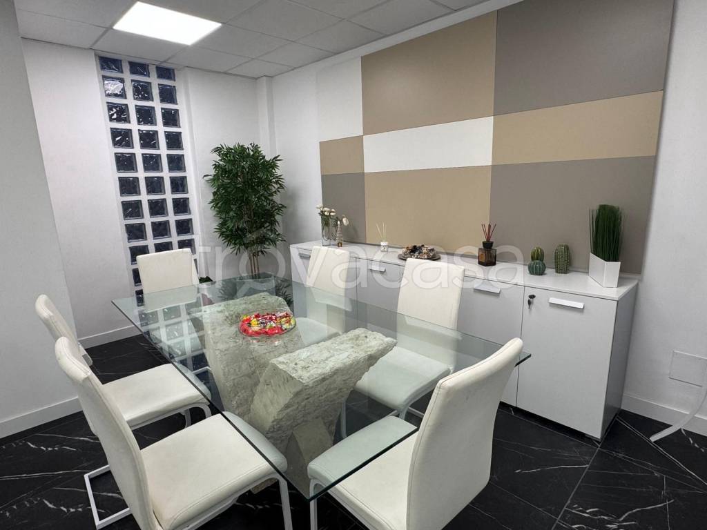 ufficio in vendita a Roma in zona Ardeatino