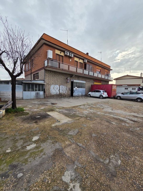 locale commerciale in vendita a Roma
