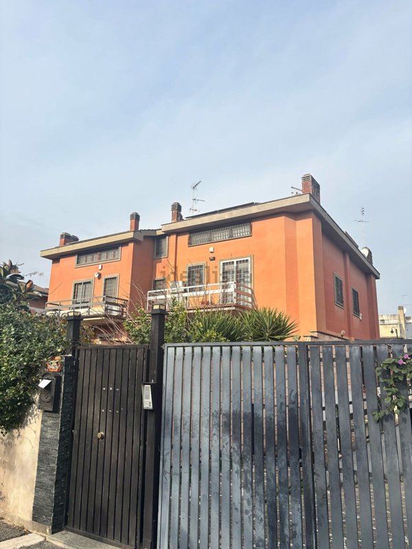 appartamento in vendita a Roma in zona Axa