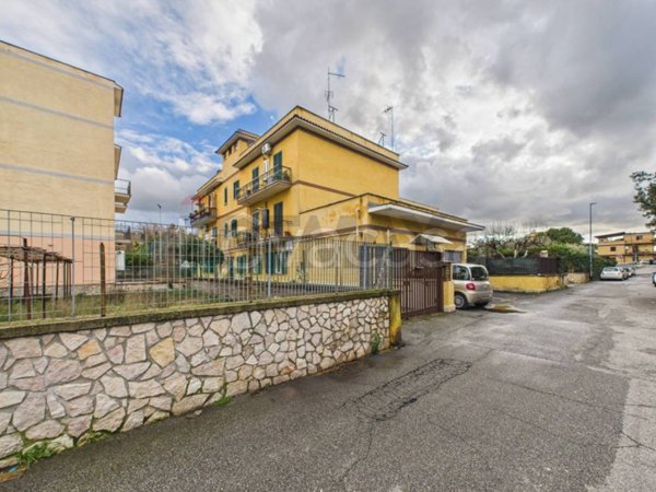 appartamento in vendita a Roma in zona Torre Angela