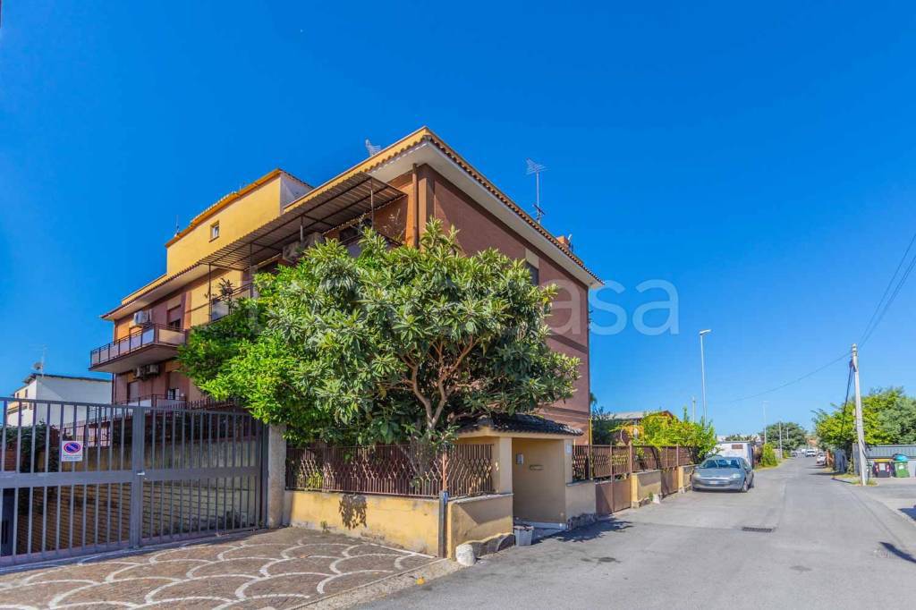 appartamento in vendita a Roma in zona Osteria del Curato