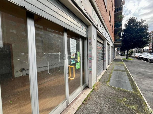 locale commerciale in vendita a Roma