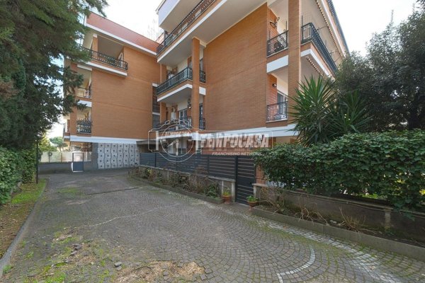 appartamento in vendita a Roma in zona Tomba di Nerone