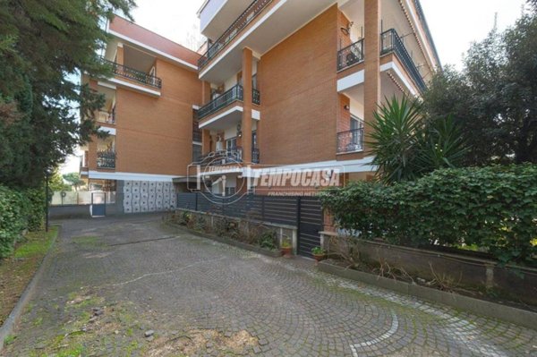 appartamento in vendita a Roma in zona Tomba di Nerone