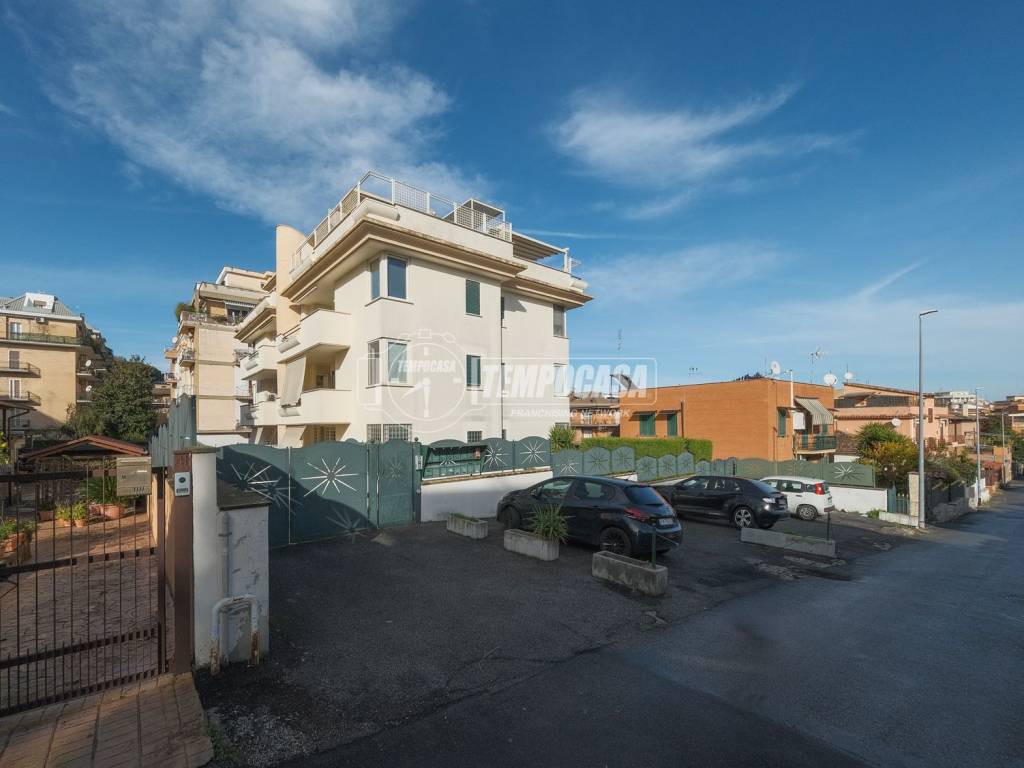 appartamento in vendita a Roma in zona Tomba di Nerone