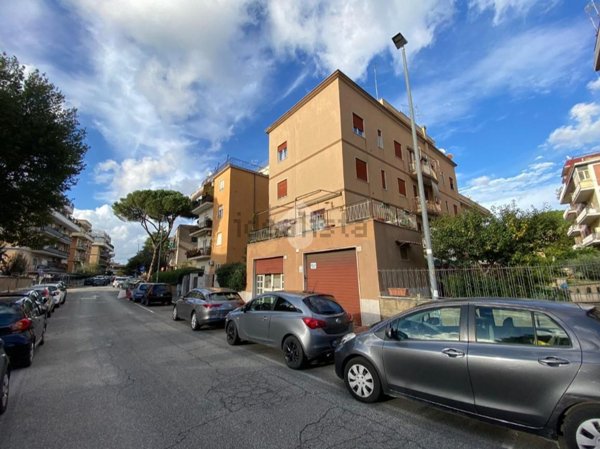 locale commerciale in vendita a Roma in zona Torrevecchia