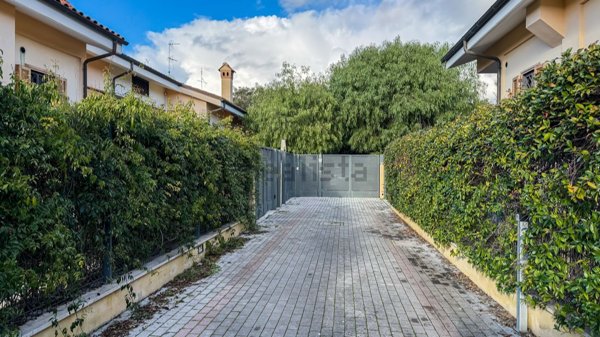 casa indipendente in vendita a Roma in zona Ostia Antica