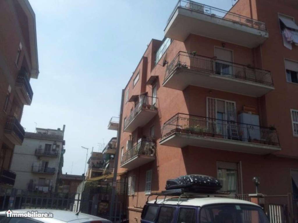 locale commerciale in vendita a Roma in zona Primavalle