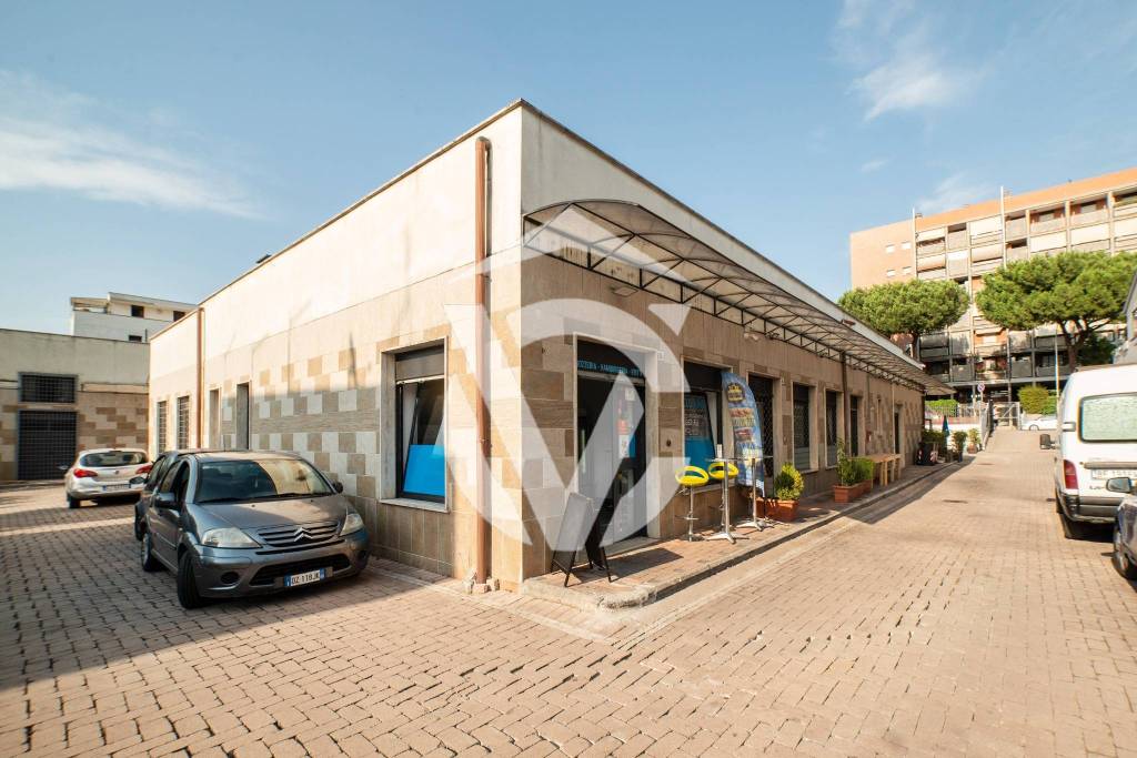 negozio in vendita a Roma in zona Torre Maura