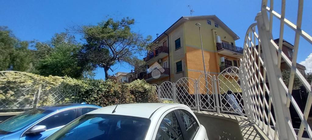 appartamento in vendita a Roma in zona Torre Angela