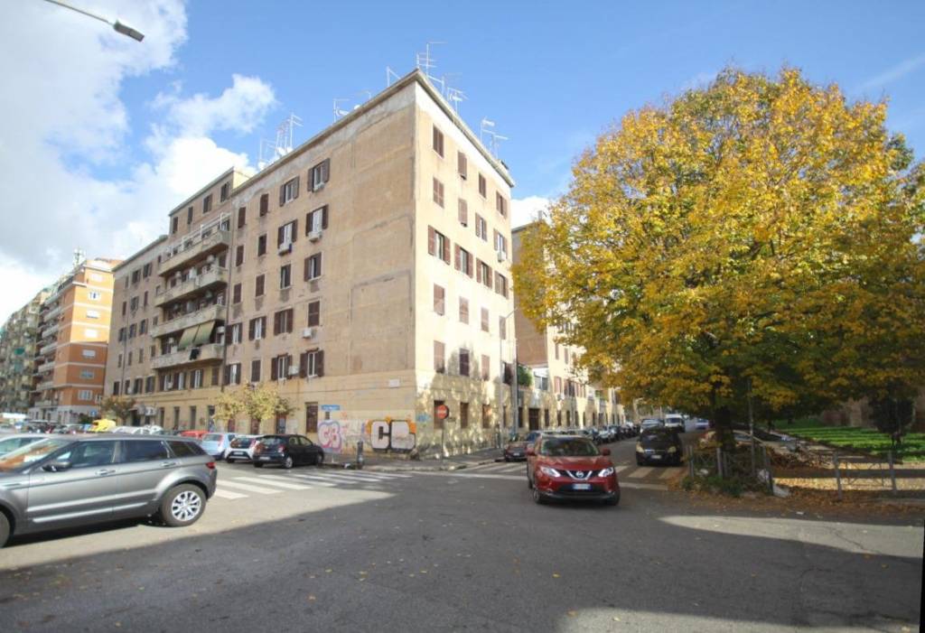 appartamento in vendita a Roma in zona Tuscolano