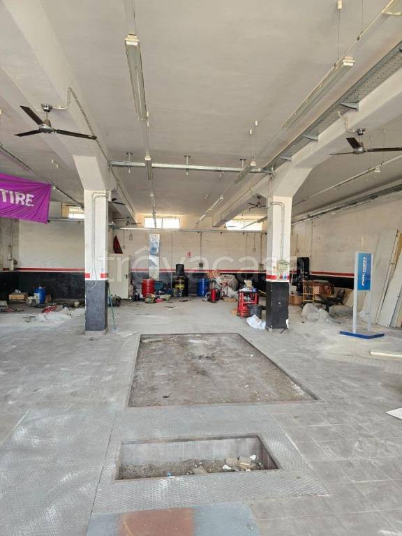 negozio in vendita a Roma in zona Tuscolano