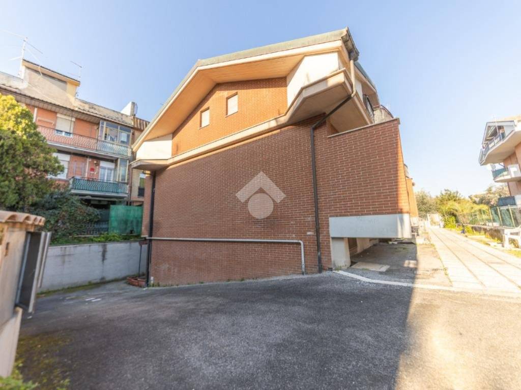 appartamento in vendita a Roma in zona Torre Angela