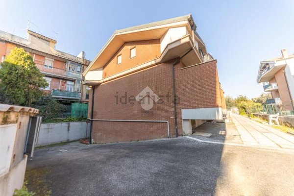appartamento in vendita a Roma in zona Torre Angela