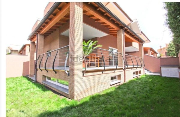 casa indipendente in vendita a Roma in zona Appio Pignatelli