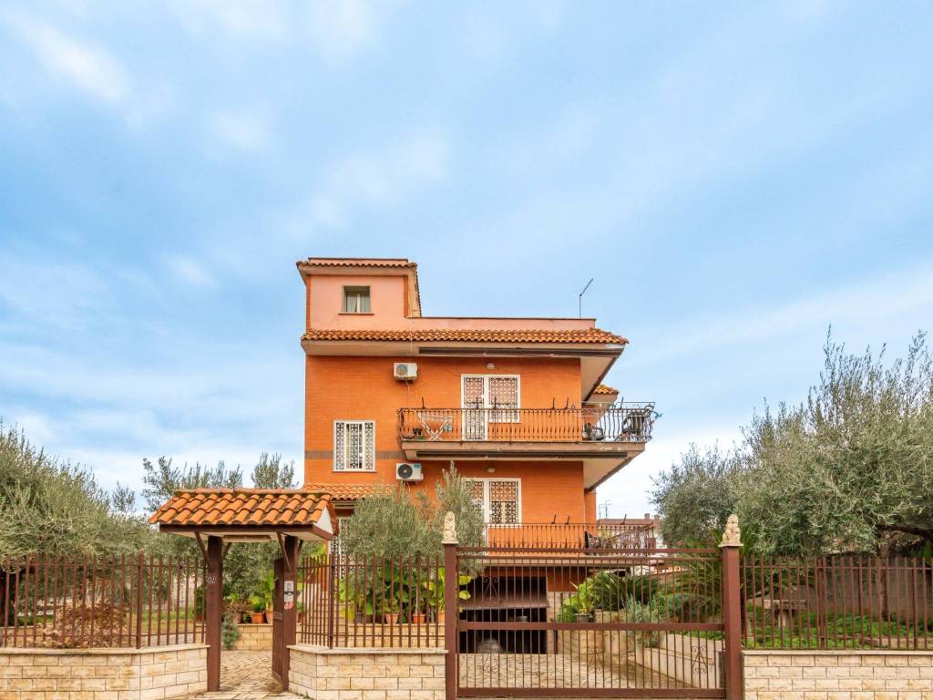 appartamento in vendita a Roma in zona Colle del Sole