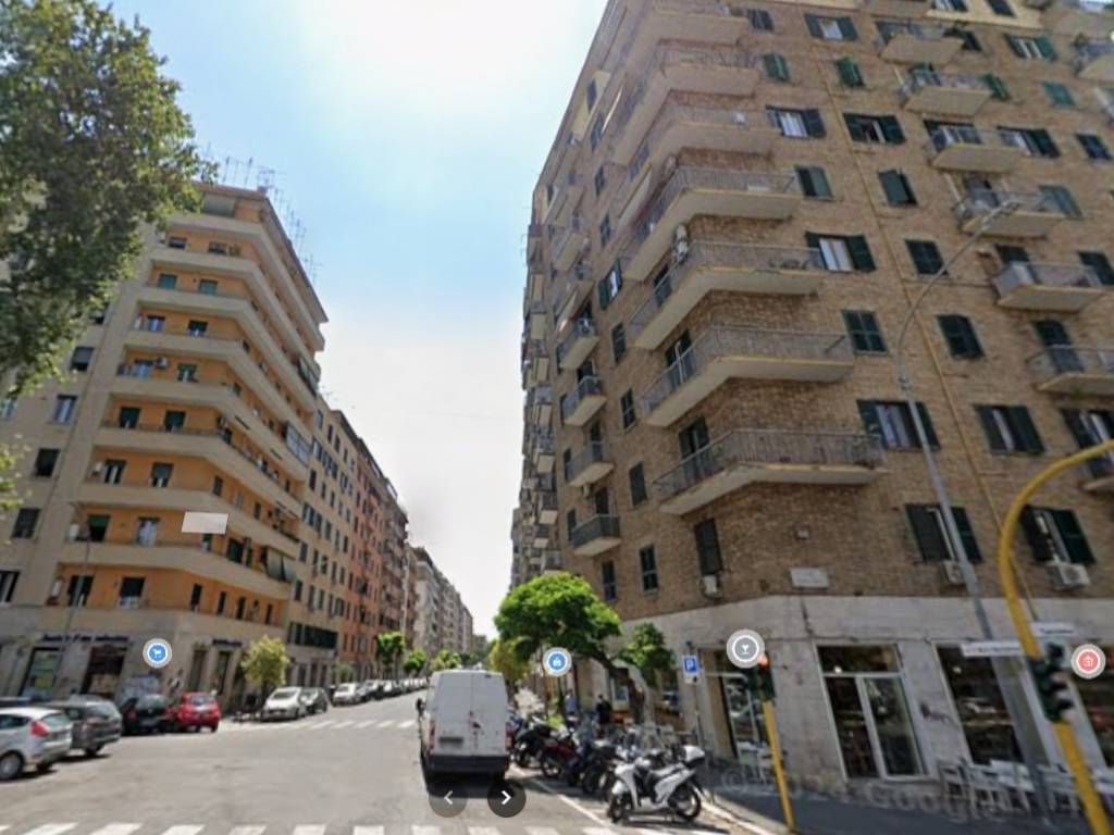 locale commerciale in vendita a Roma in zona Appio Latino