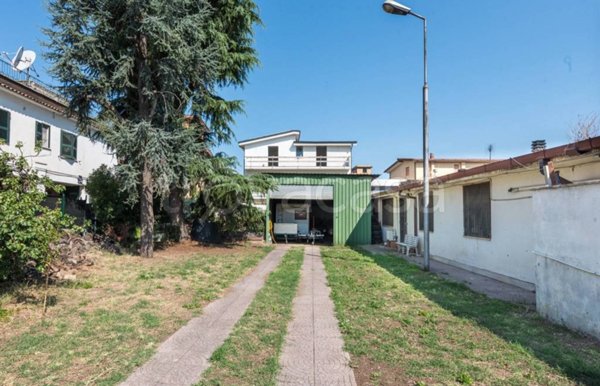 appartamento in vendita a Roma in zona Giardini di Corcolle