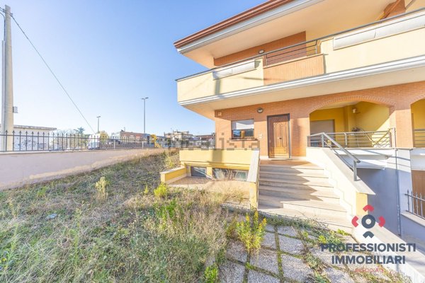 casa indipendente in vendita a Roma in zona Lunghezza