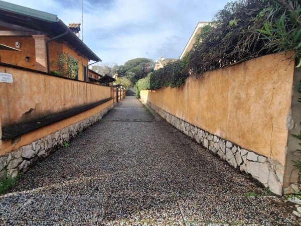 casa indipendente in vendita a Roma in zona Infernetto