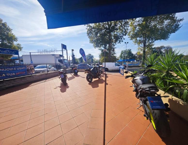 locale commerciale in vendita a Roma in zona Colle Prenestino