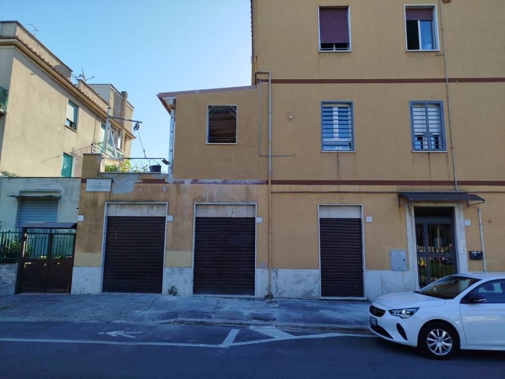 negozio in vendita a Roma in zona Tuscolano