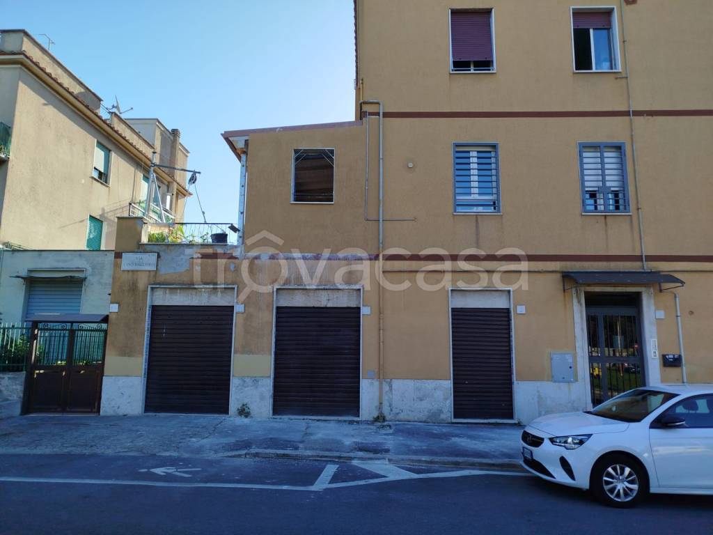 negozio in vendita a Roma in zona Tuscolano