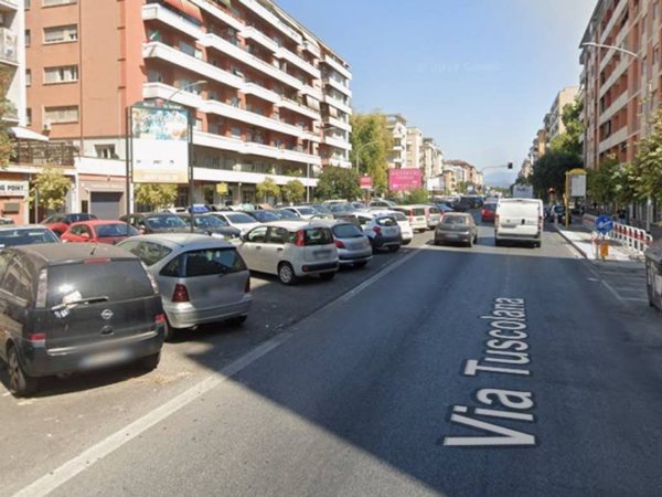 negozio in vendita a Roma in zona Cinecittà