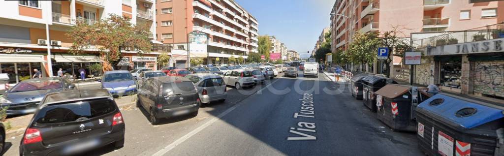 negozio in vendita a Roma in zona Cinecittà