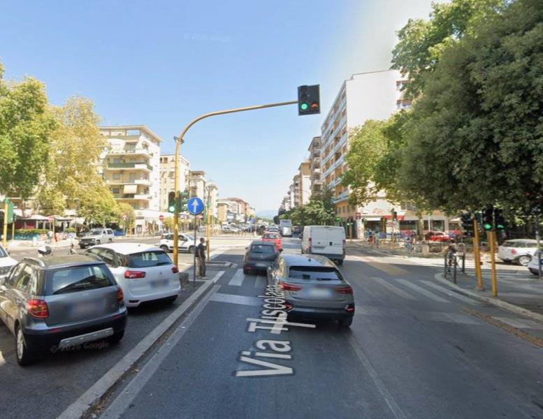 negozio in vendita a Roma in zona Cinecittà