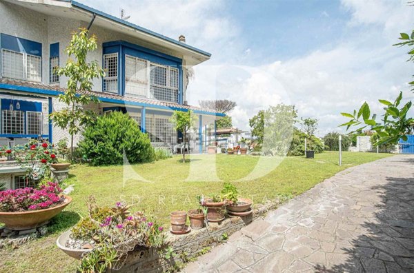 casa indipendente in vendita a Roma in zona Casal Palocco