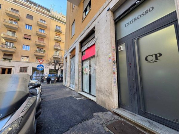 negozio in vendita a Roma in zona Tuscolano