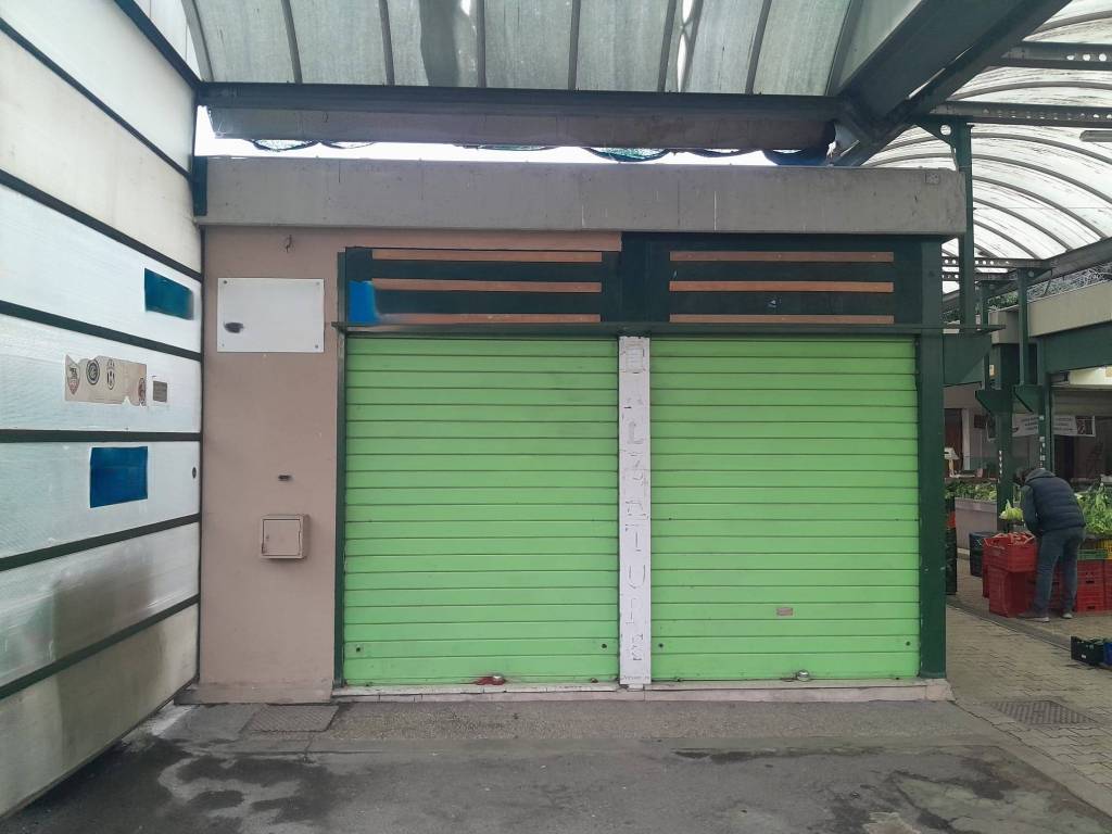 negozio in vendita a Roma in zona Cinecittà