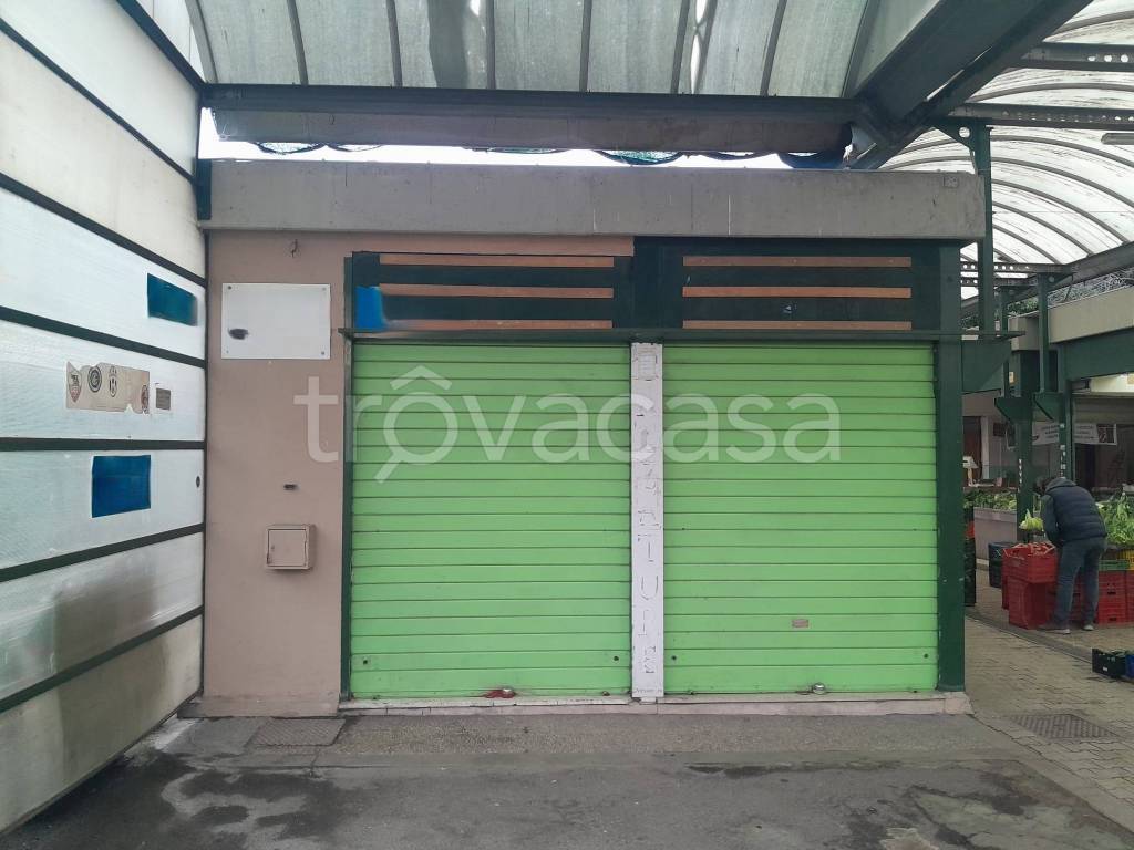 negozio in vendita a Roma in zona Cinecittà