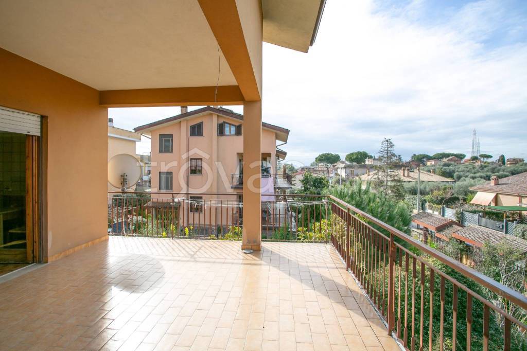 appartamento in vendita a Roma in zona Case Rosse