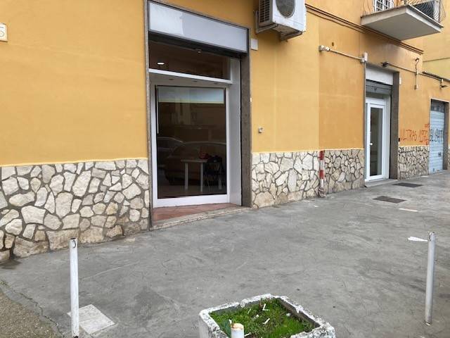 negozio in vendita a Roma in zona Torre Maura