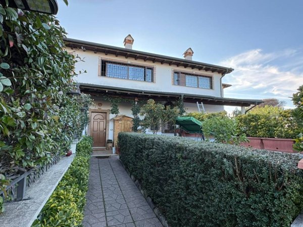 casa indipendente in vendita a Roma in zona Finocchio