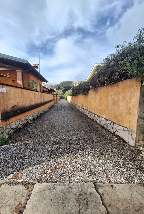 casa indipendente in vendita a Roma in zona Infernetto